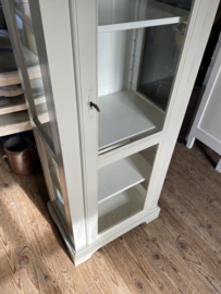 ( Verkocht ) Prachtige slanke vitrinekast.