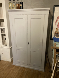 Lichtblauwe demontabele kast.