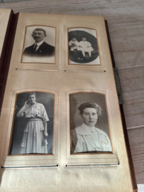 Fotoalbum gevuld met oude foto’s