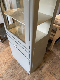 ( Verkocht ) Prachtige houten grijze vitrinekast.