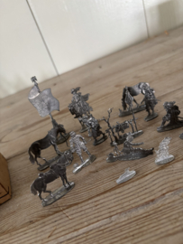 Lot tinnen figuren uit musketier tijd