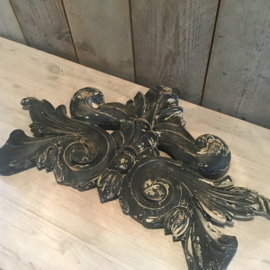Oud houten ornament