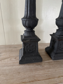 ( verkocht)Twee gietijzeren kandelaars