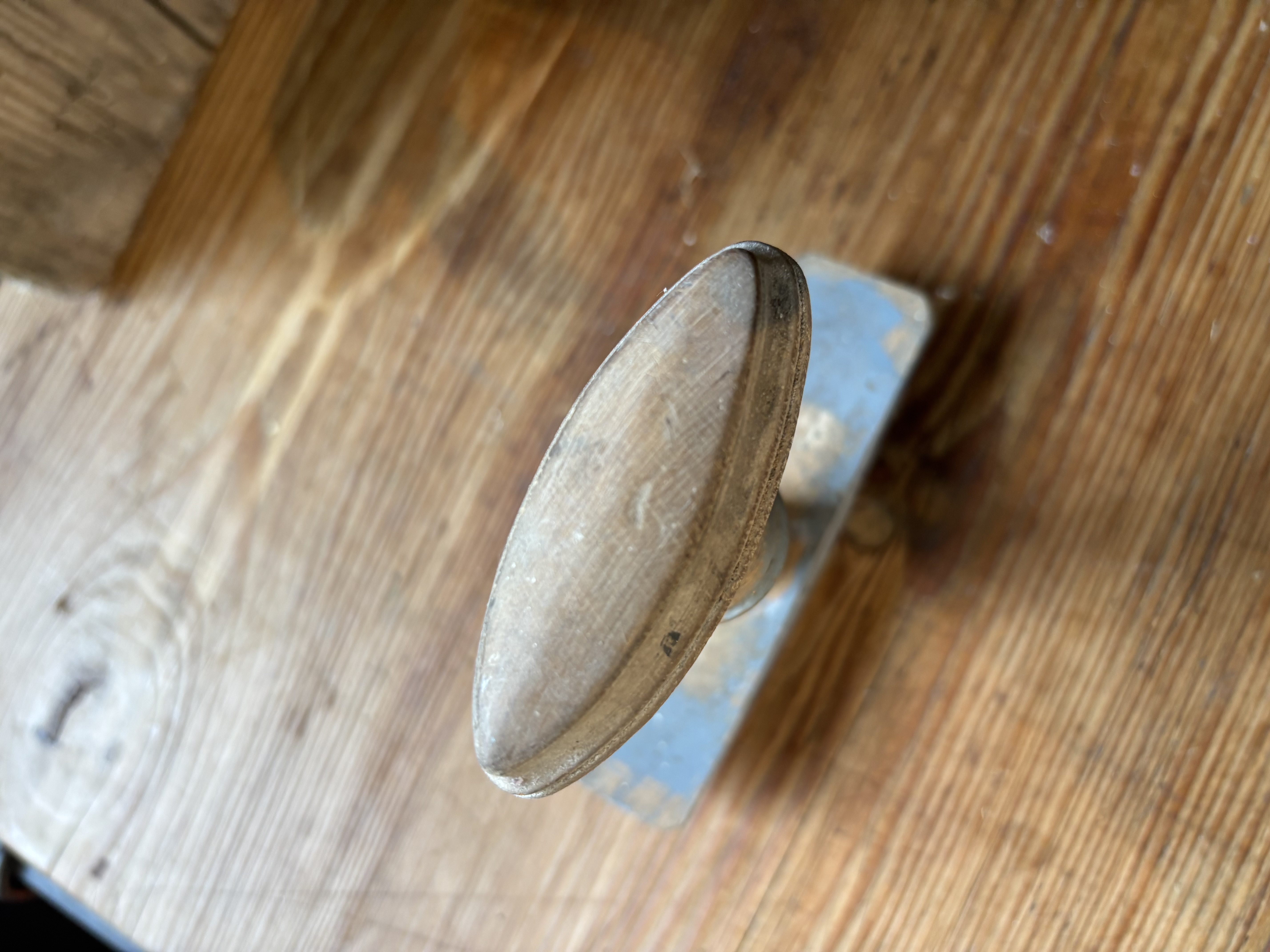 Enkele knop met grijze achterkant nr 19