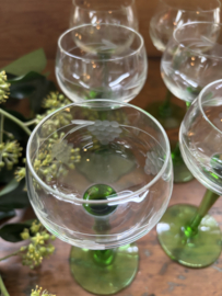 6 geslepen glazen op groene voet
