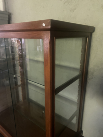 Grote orginele vitrine met schuifdeuren.
