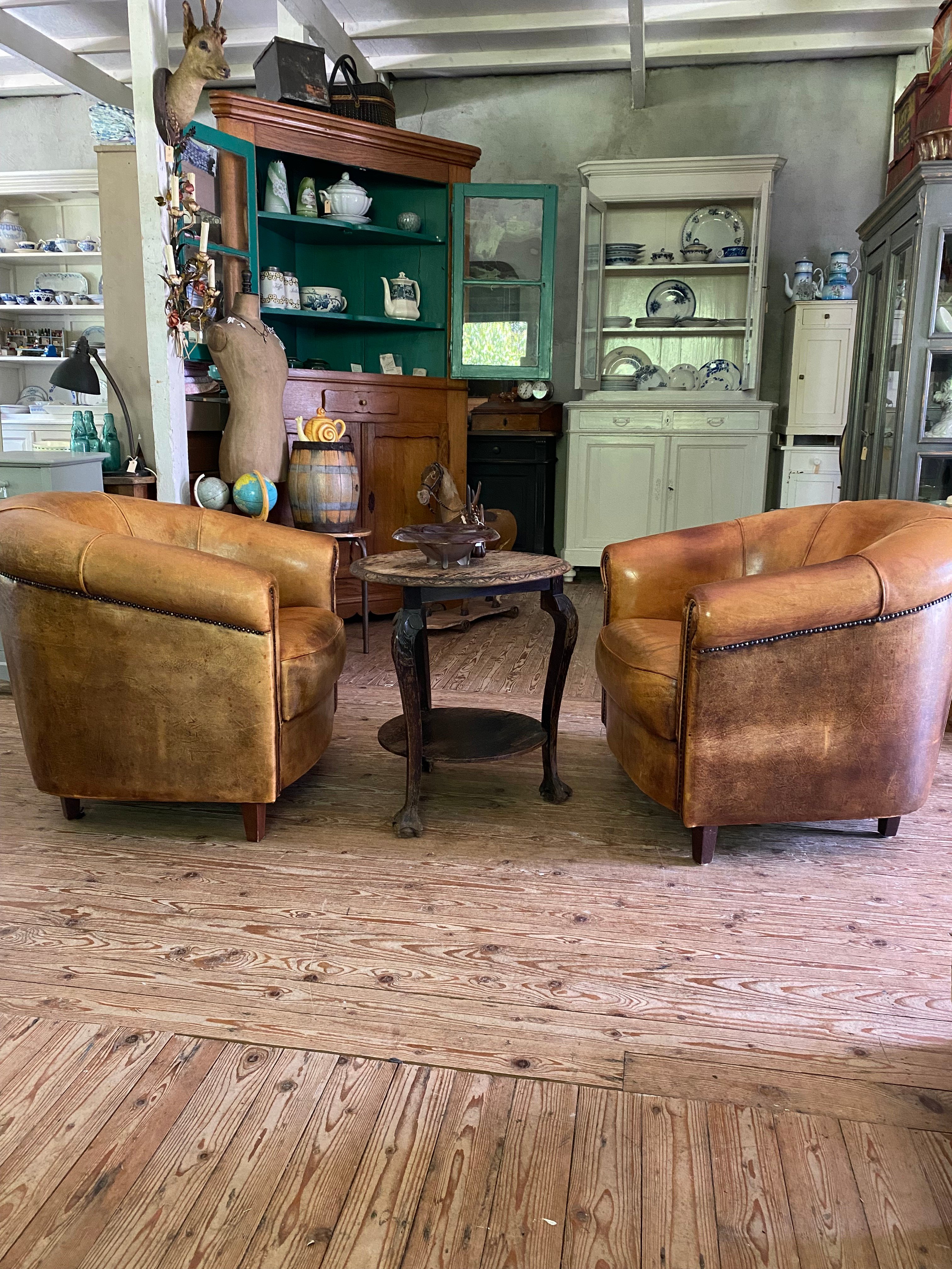 Twee schaapsleren fauteuils ( gemerkt Joris )