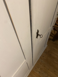 Lichtblauwe demontabele kast.