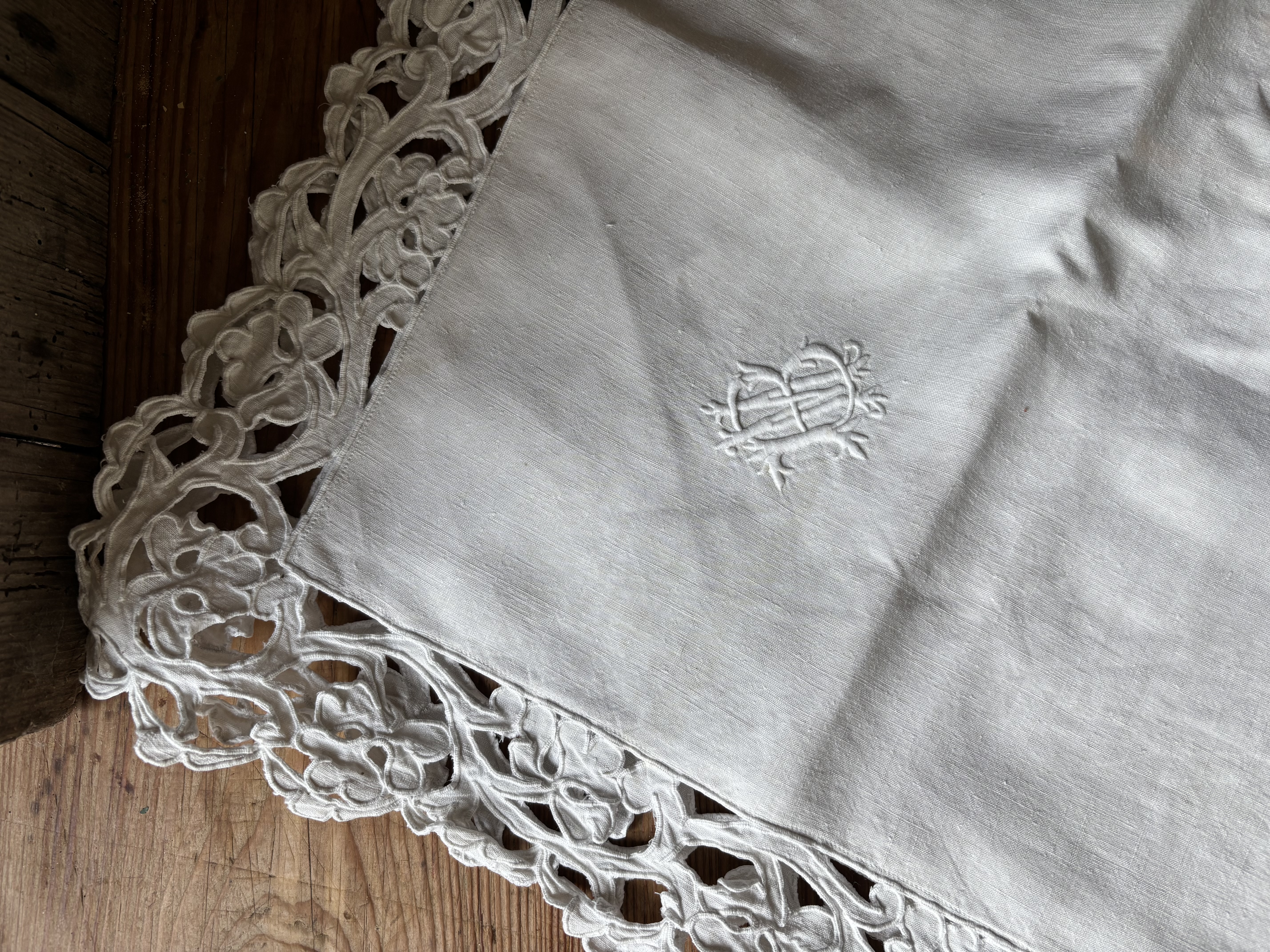 (Verkocht)Sloop met prachtige rand en monogram