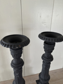( verkocht)Twee gietijzeren kandelaars