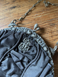 Victoriaans tasje met beugel en monogram
