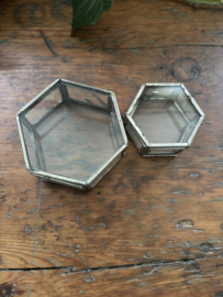 Twee zeskantige glazen doosjes