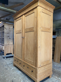 ( Verkocht ) Oude grenen demontabele hang/leg kast met twee onderlades.