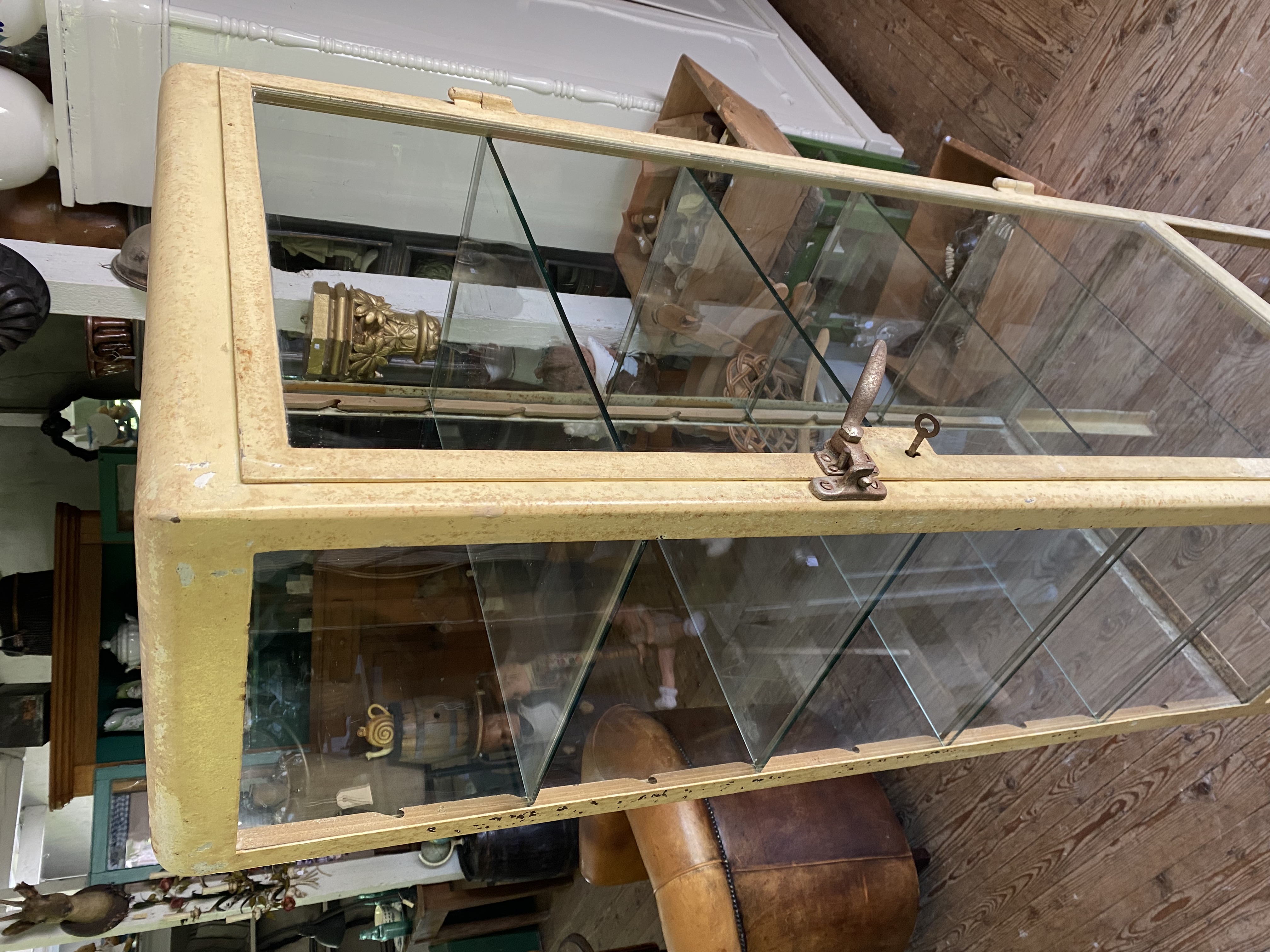 Orginele dokterskast / vitrine met nog het oude glas