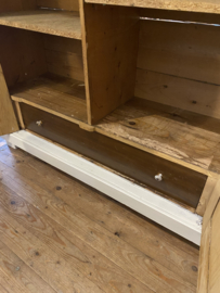 Grote roomwitte biedemeier meidenkast