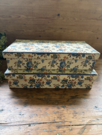 Twee stoffen bloemen doosjes