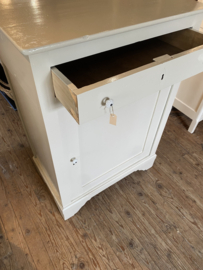 ( Verkocht ) Mooie zandkleurige kast met bovenla.