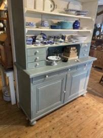 Grote winkelkast met veel lades.