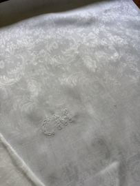 Twee antieke monogram damast doeken