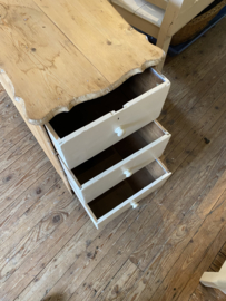 Ladenkastje met lades op de kopsekant.