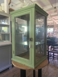(Verkocht)Orginele oude groene vitrine.
