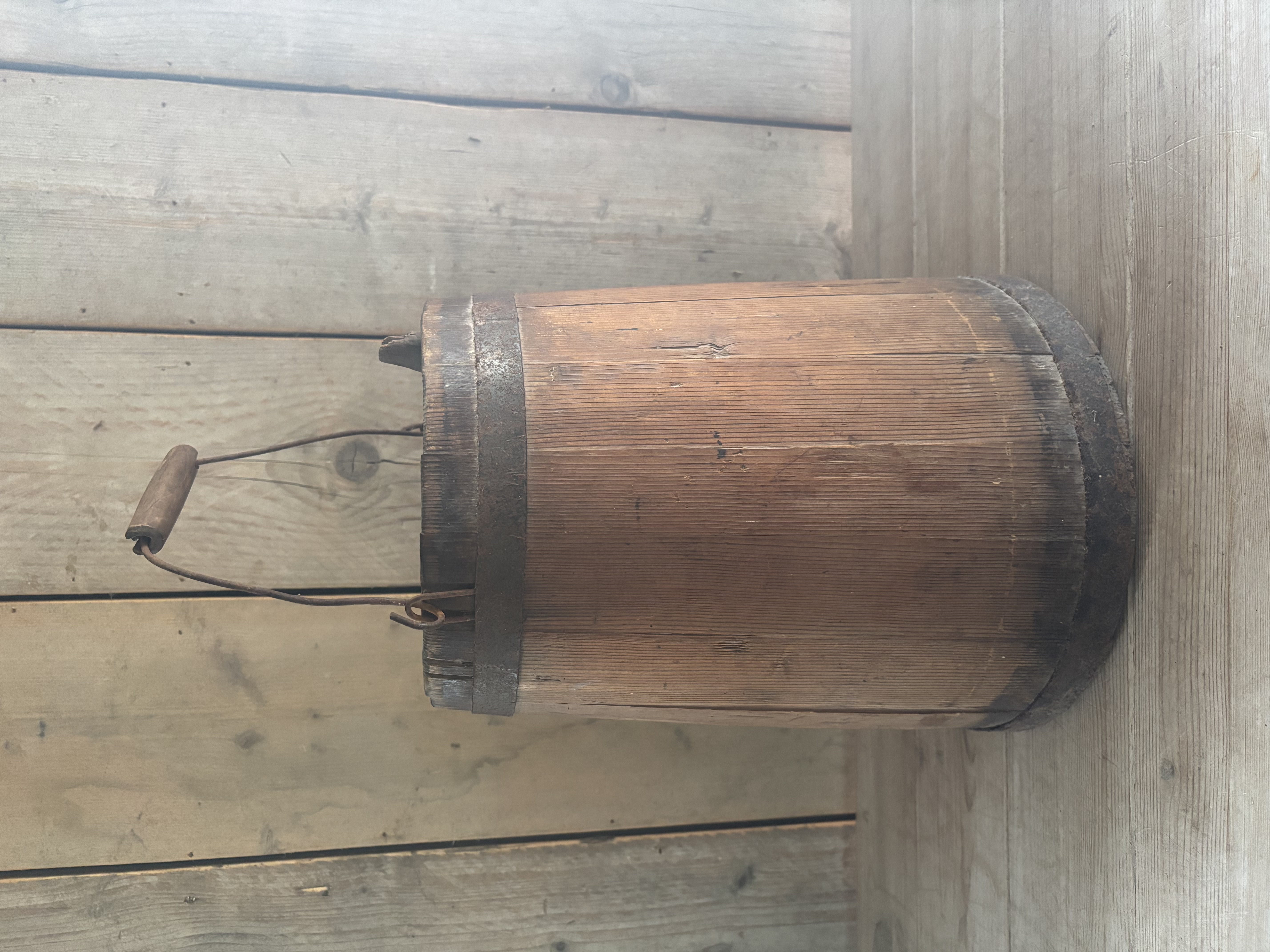 Gekuipte ton met tuit bovenop