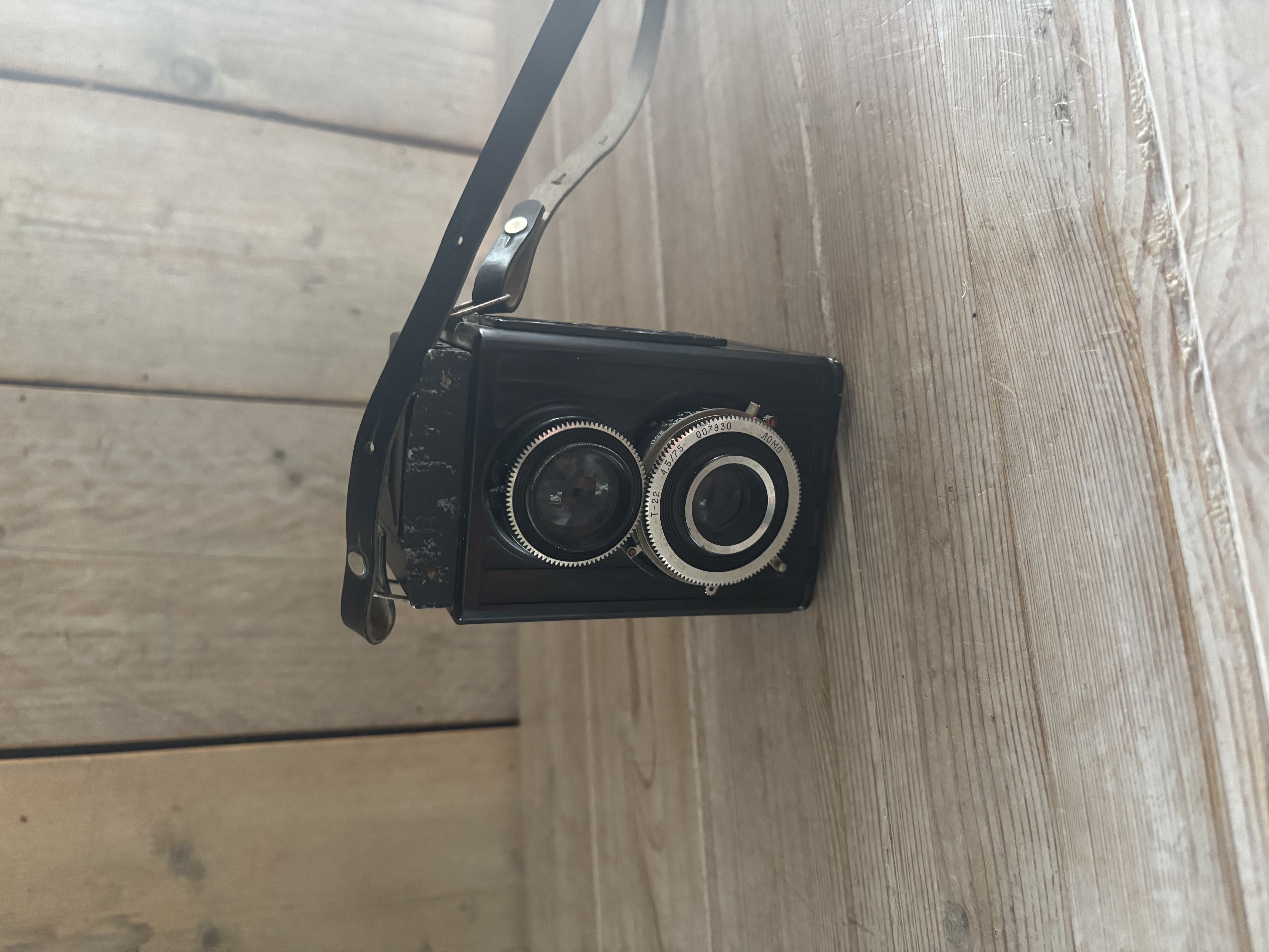 Box camera met hengsel