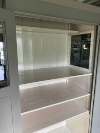 Grote vitrinekast met veel opbergruimte.