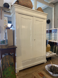 Grote roomwitte biedemeier meidenkast
