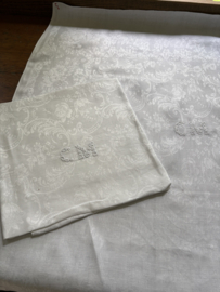 Twee antieke monogram damast doeken