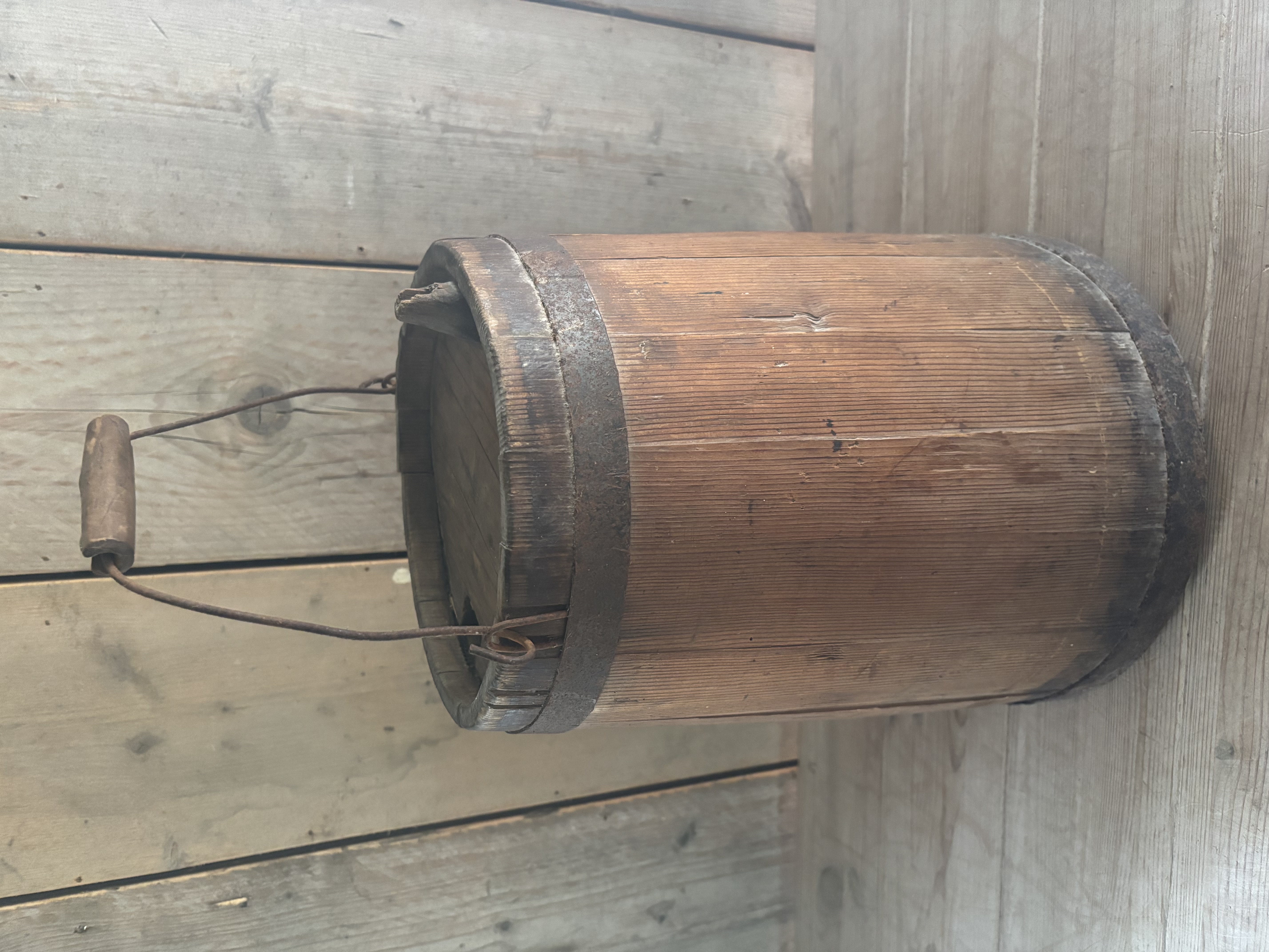 Gekuipte ton met tuit bovenop