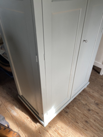 Grote vitrinekast met veel opbergruimte.