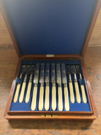 Cassette met 12 vorken en messen