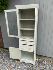 Brocante witte eendeurskast met diverse laden