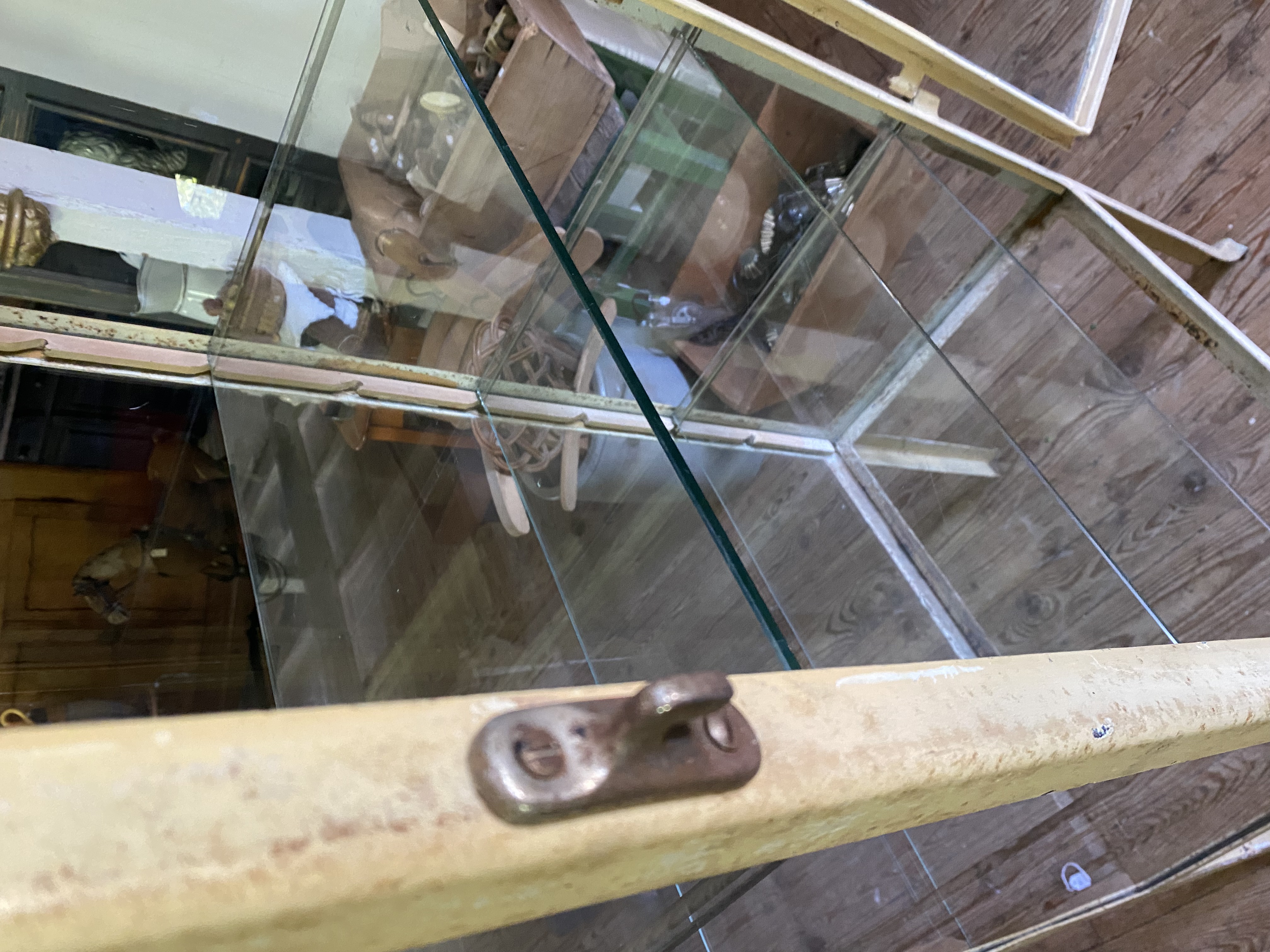 Orginele dokterskast / vitrine met nog het oude glas