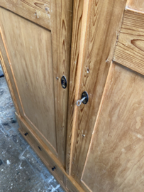 ( Verkocht ) Oude grenen demontabele hang/leg kast met twee onderlades.