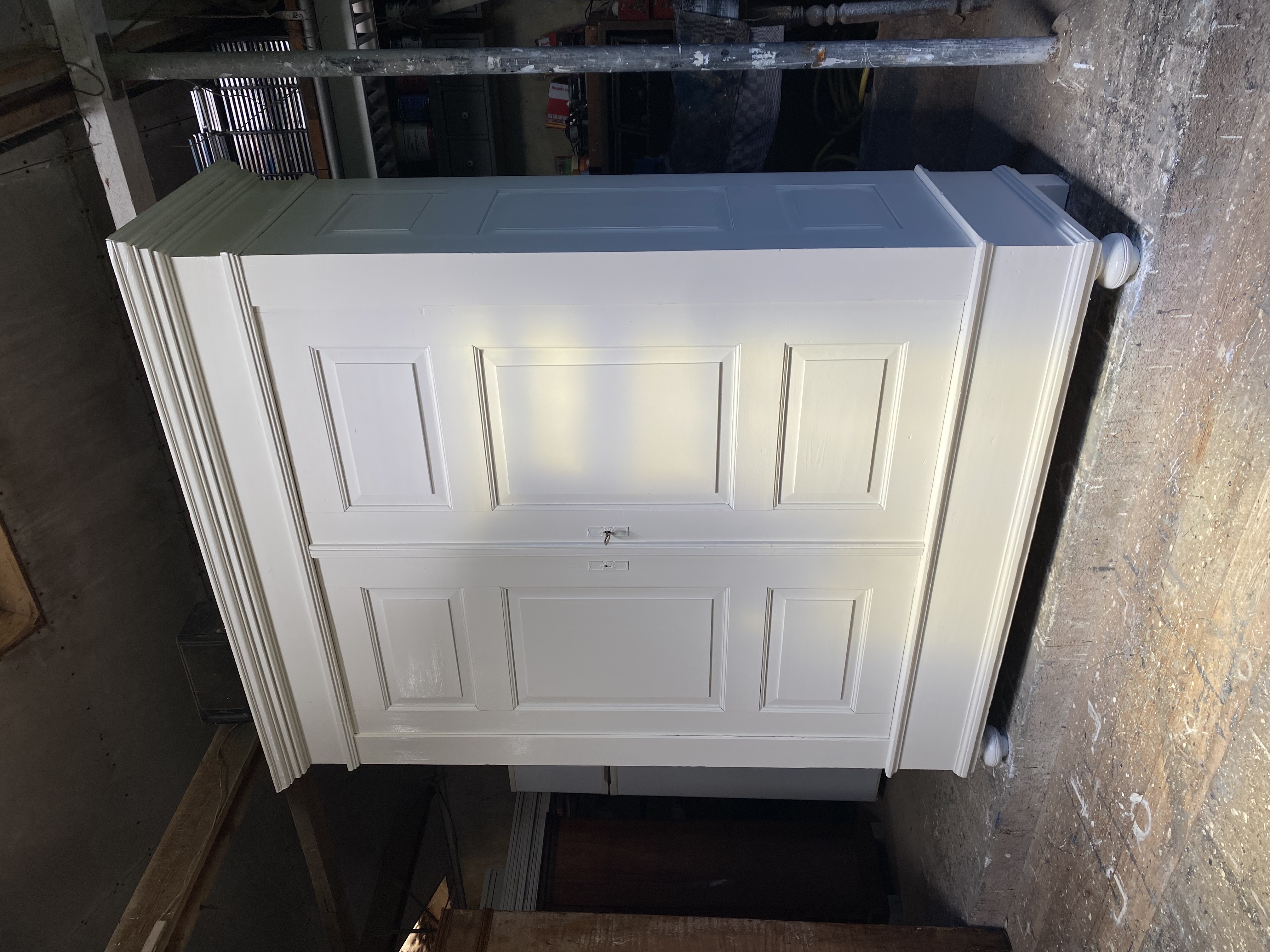 Grote roomwitte demontabele kast