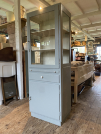 ( Verkocht ) Prachtige houten grijze vitrinekast.