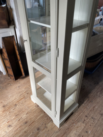 ( Verkocht ) Prachtige slanke vitrinekast.