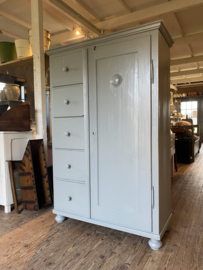 Prachtige grote grijze spekkast met 5 laden.