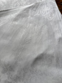 Twee antieke monogram damast doeken