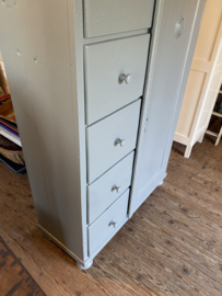 Prachtige grote grijze spekkast met 5 laden.