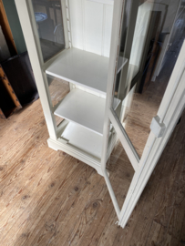 ( Verkocht ) Prachtige slanke vitrinekast.