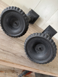 ( verkocht)Twee gietijzeren kandelaars