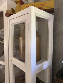 Witte eendeurs vitrinekast.