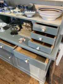 Grote winkelkast met veel lades.