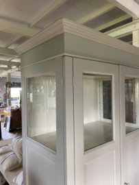 Grote vitrinekast met veel opbergruimte.