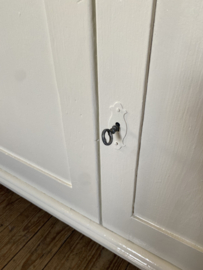 Grote stevige commode met veel opbergruimte.