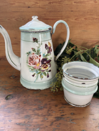 Gebloemde koffiepot met opstand