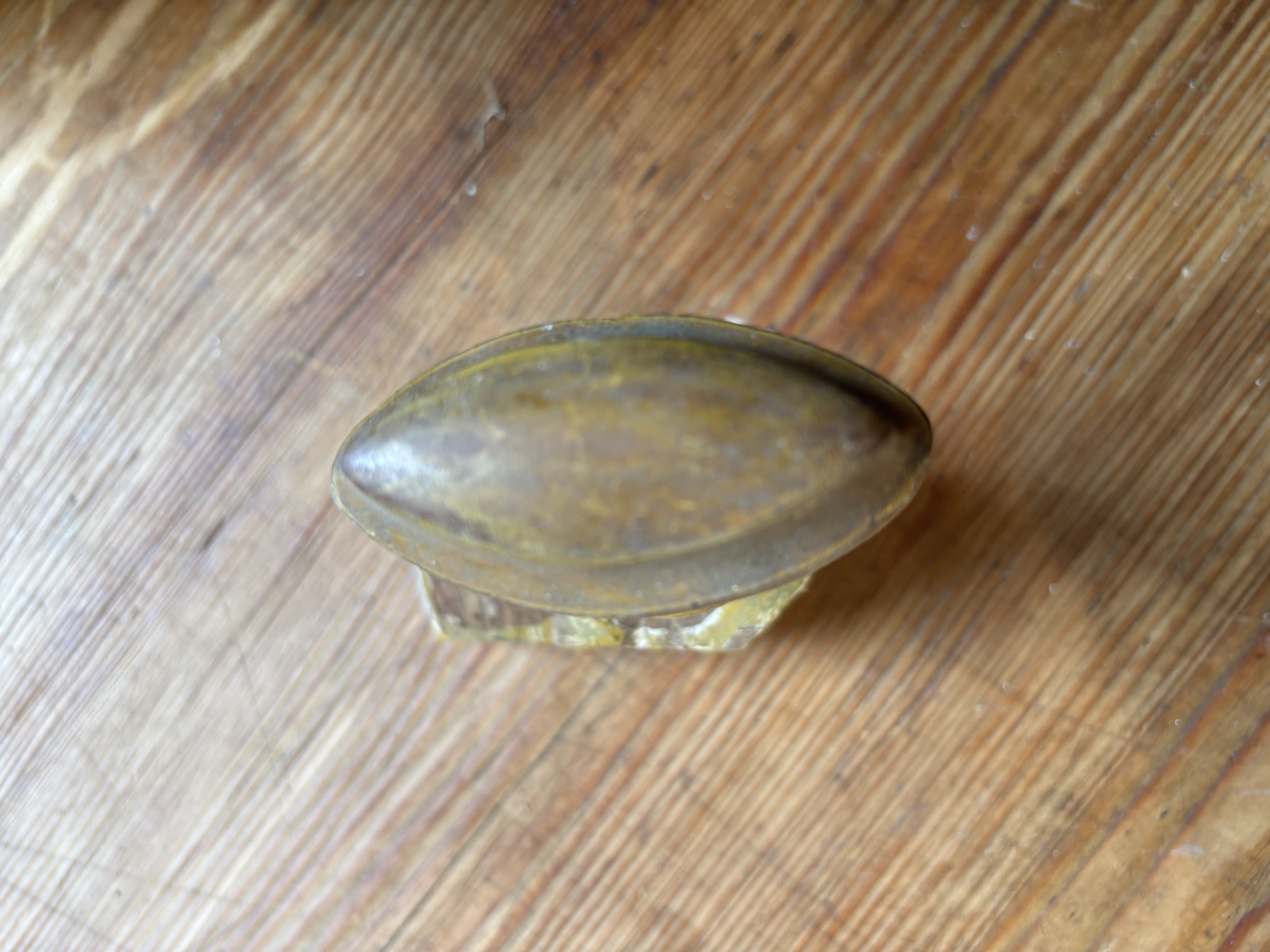Kleine houtenknop met houten achterkant nr 21